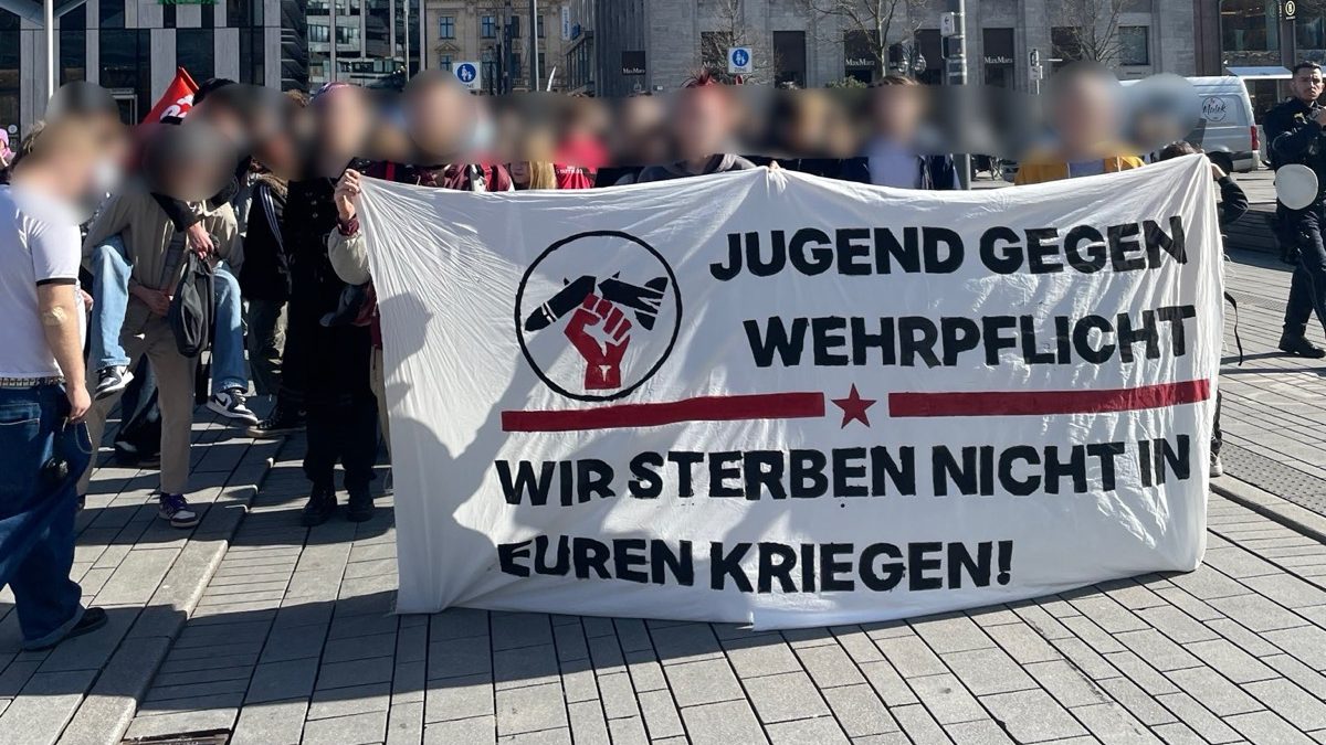 Foto vom Schulstreik gegen die Wehrpflicht am 5.3.2026. Viele Schüler*innen demonstrierten im März gegen den Wehrdienst.